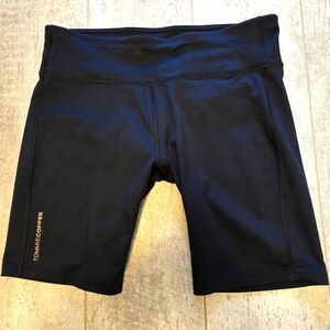 TOMMIE COPPER WOMEN'S BLACK SHORTS. SIZE LARGE.